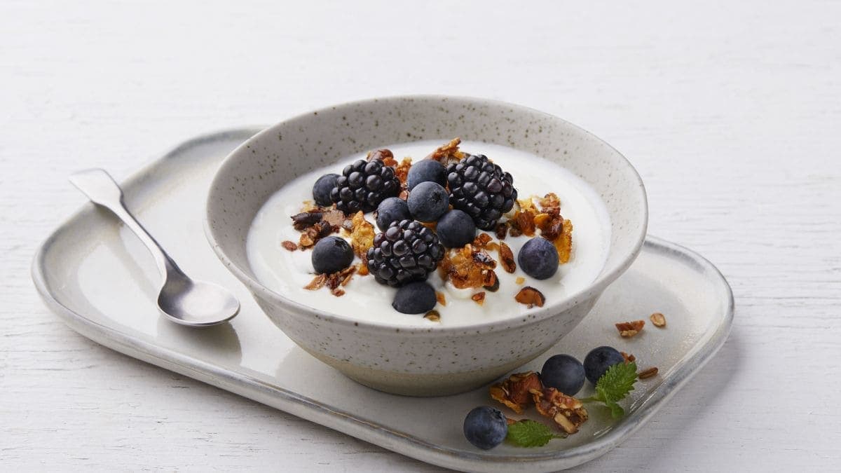 Next ImageYoghurt naturell med hjemmelaget brunostmüsli
