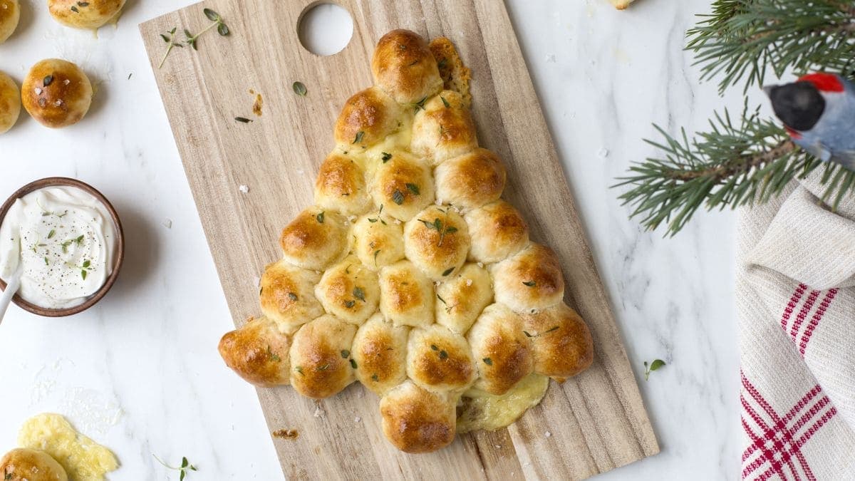 Juletre av boller med ost