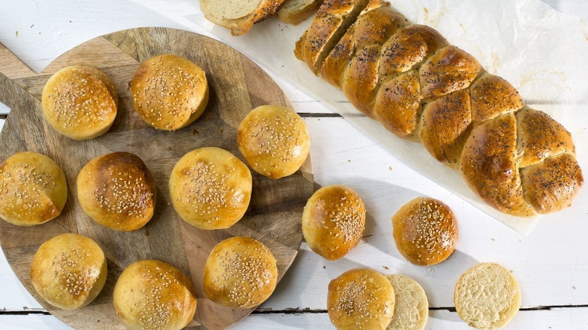 Hjemmelagde hamburgerbrød og èn loff