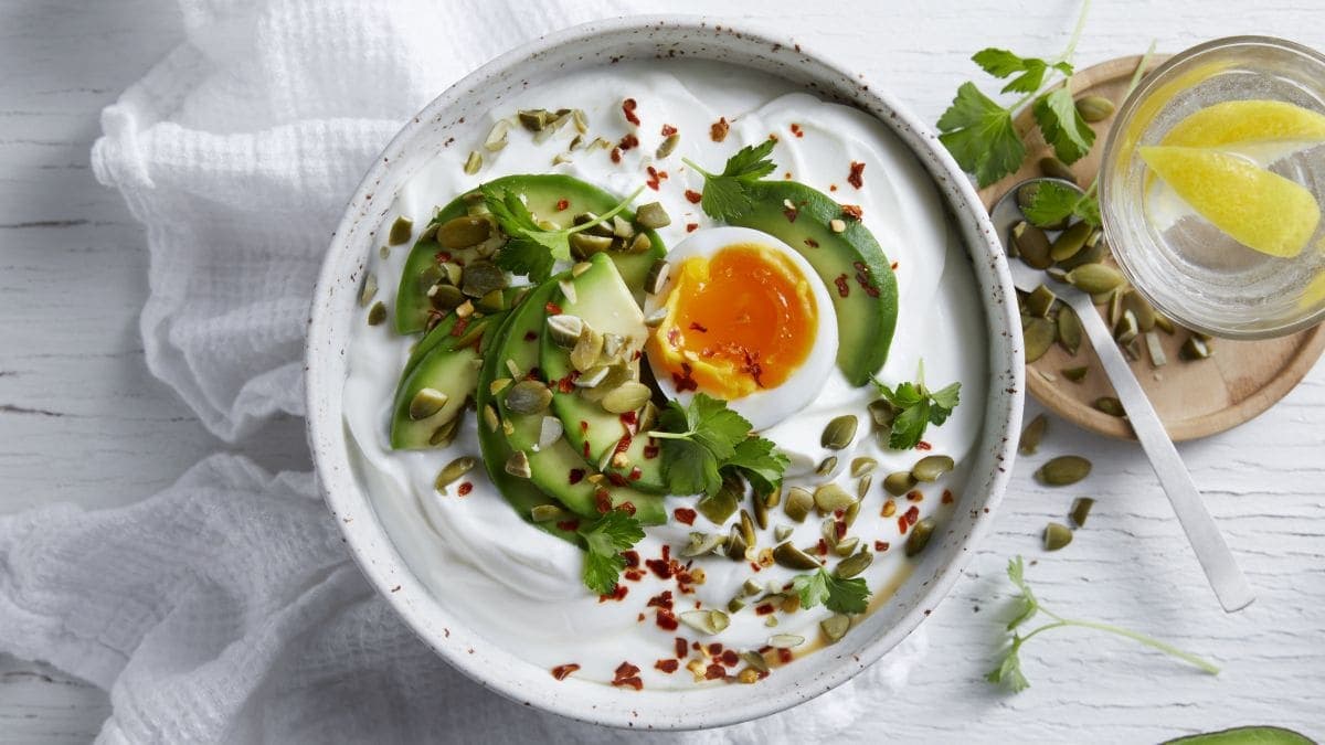 Next ImageProteinlunsj med gresk type yoghurt, avokado, egg og frø