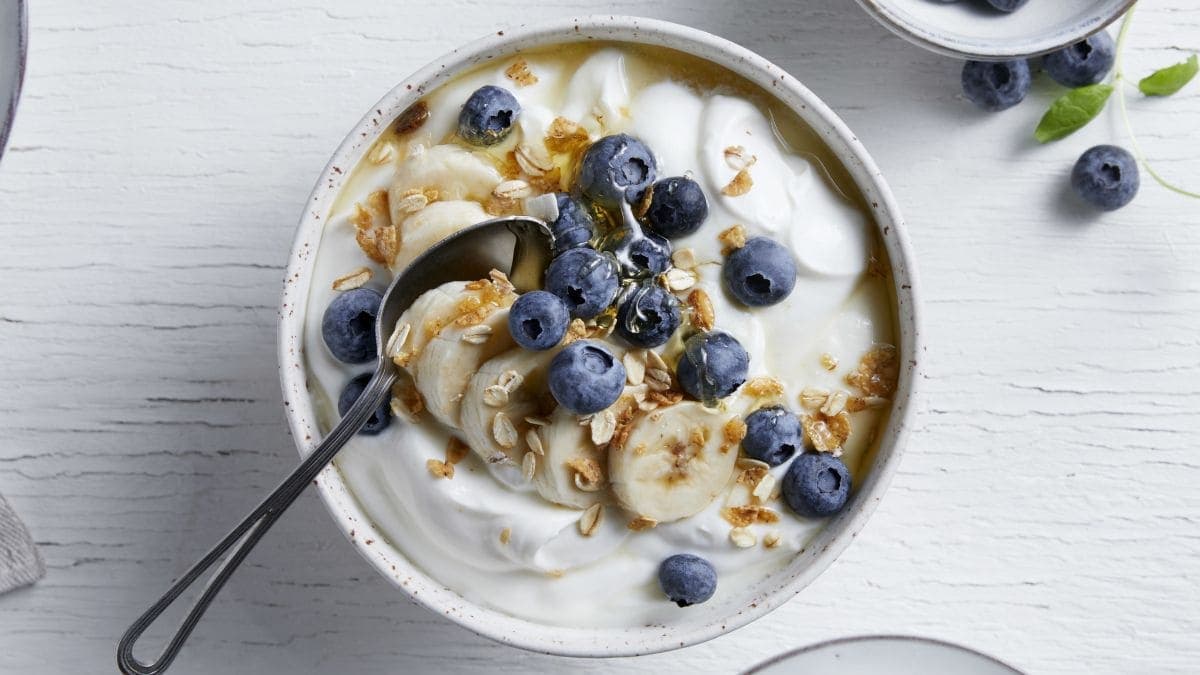 Next ImageProteinfrokost med gresk type yoghurt, blåbær, banan og müsli