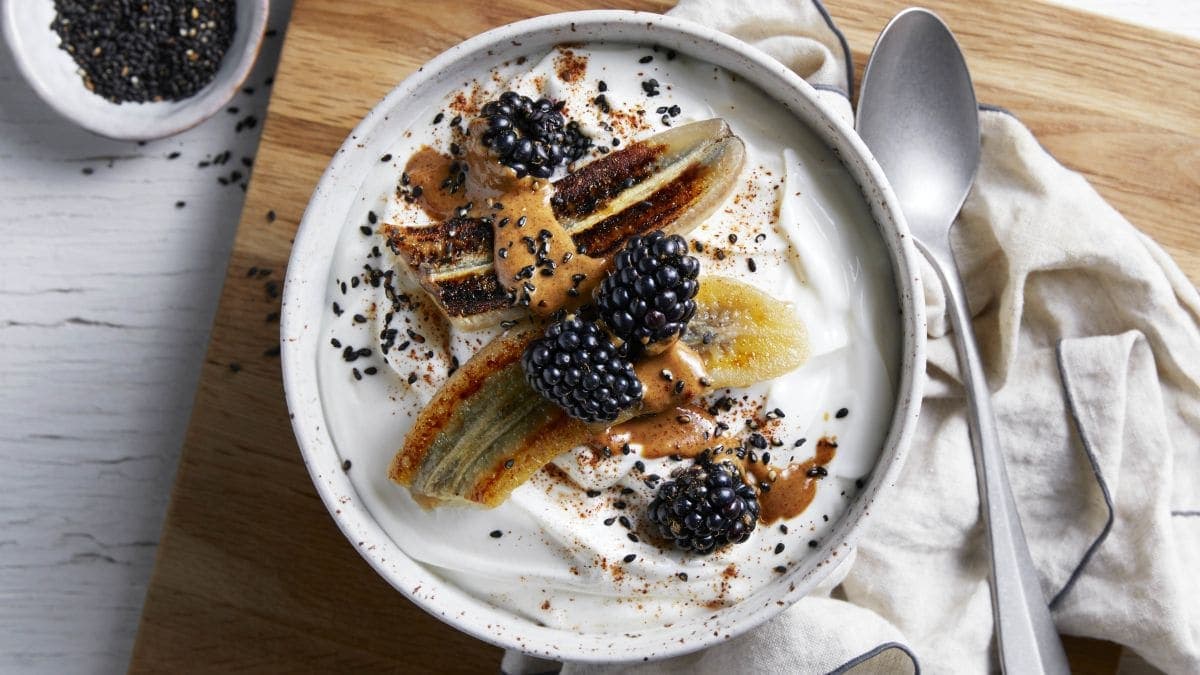 Proteinkos med gresk type yoghurt, stekt banan, bjørnebær og peanøttsmør