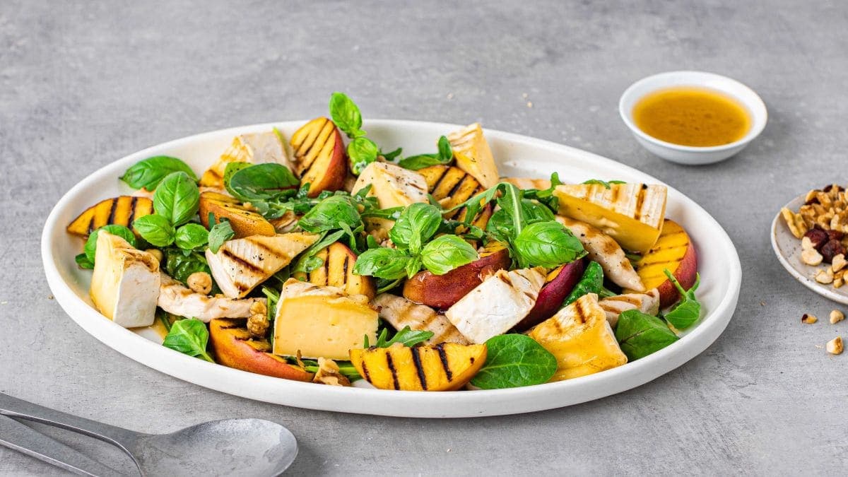 Kyllingsalat med grillet brie og nektarin