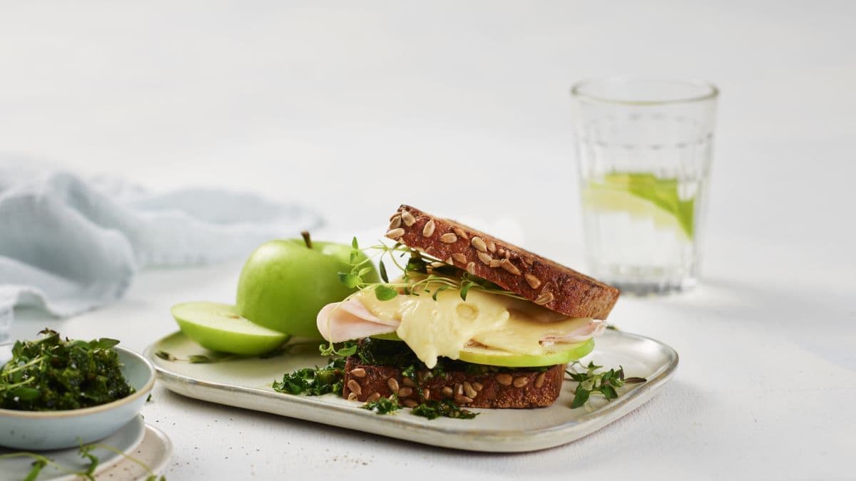 Jarlsberg® Lett-toast med grønnkålspesto