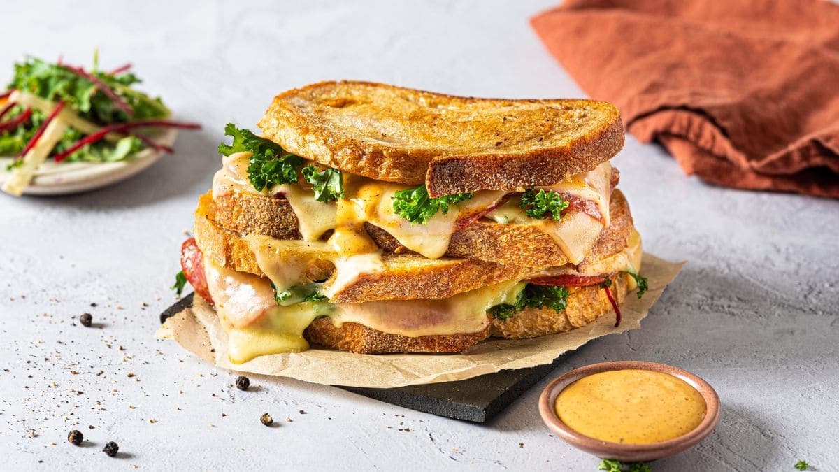 Toast med Jarlsberg®, salami og grønnkål