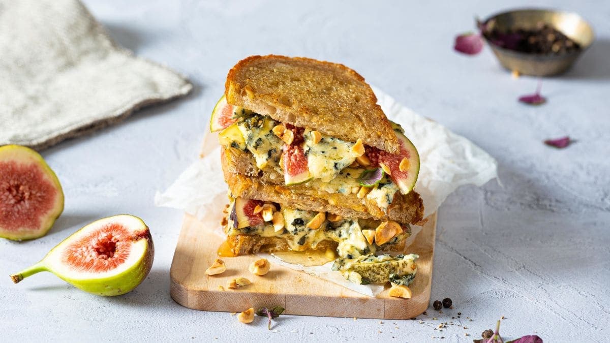Selbu Blå-toast med fiken, nøtter og honning