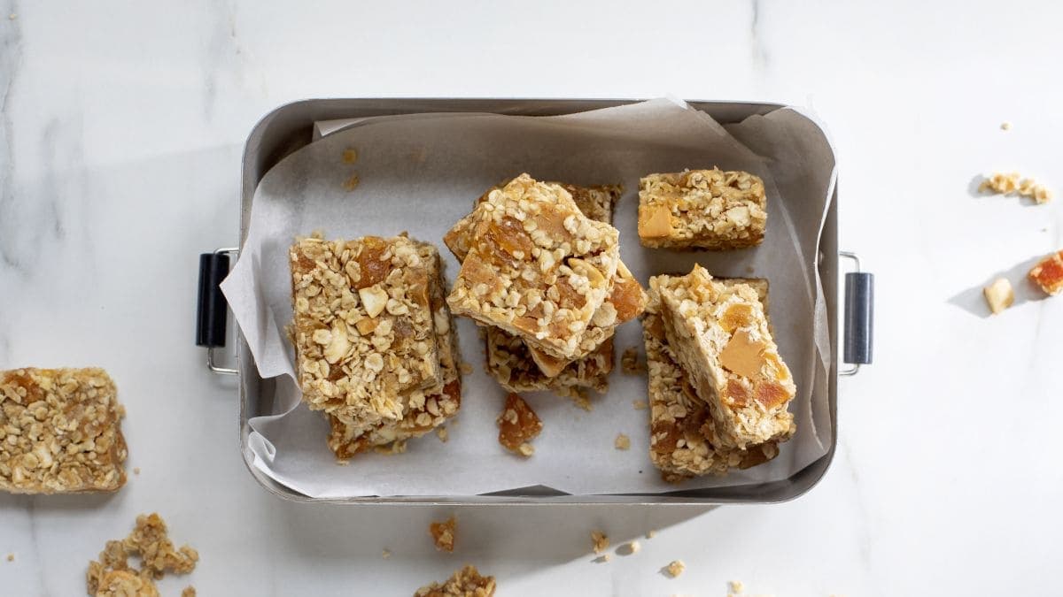 Müslibar med brunost, nøtter og aprikos
