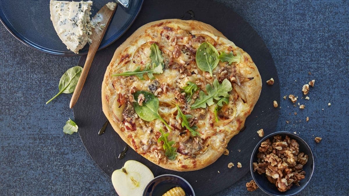 Next ImageHvit pizza med Selbu Blå® og bacon