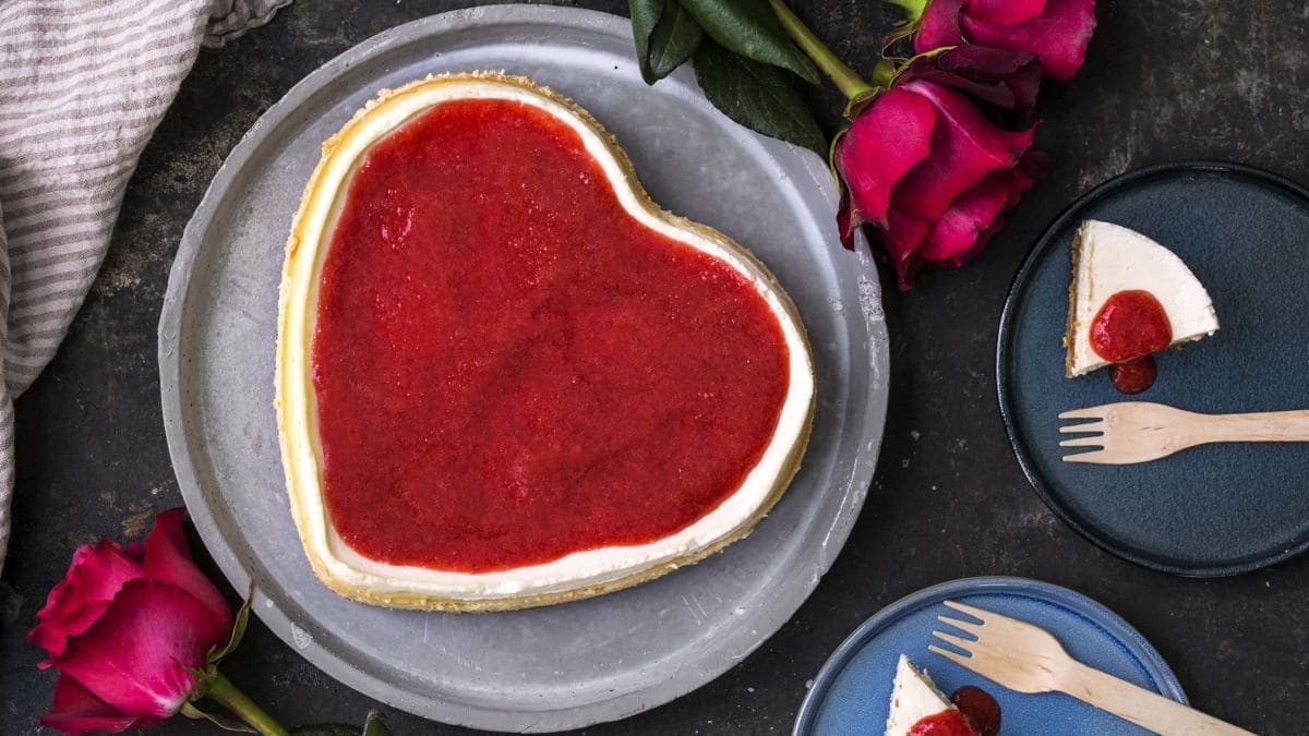 Bakt ostekake med jordbærsaus