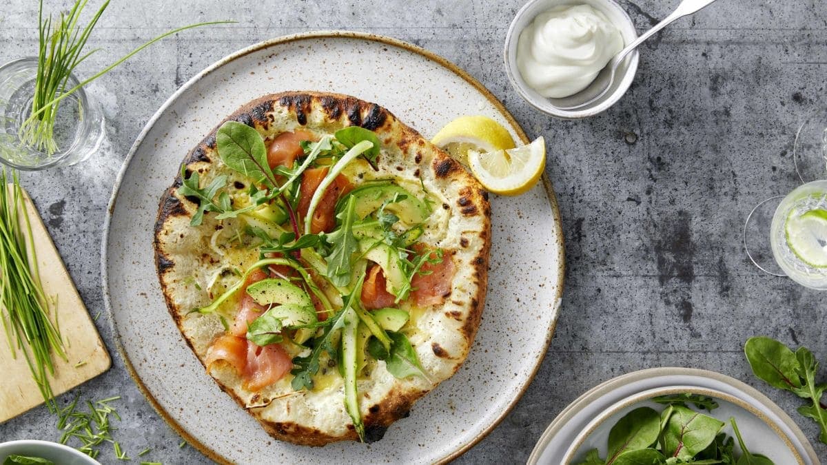 Next ImageHvit pizza med crème fraîche, brie og laks