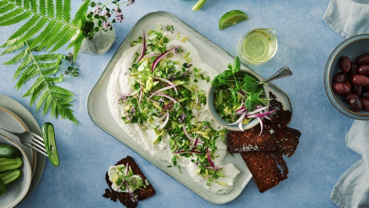 Pisket cottage cheese med grønn topping