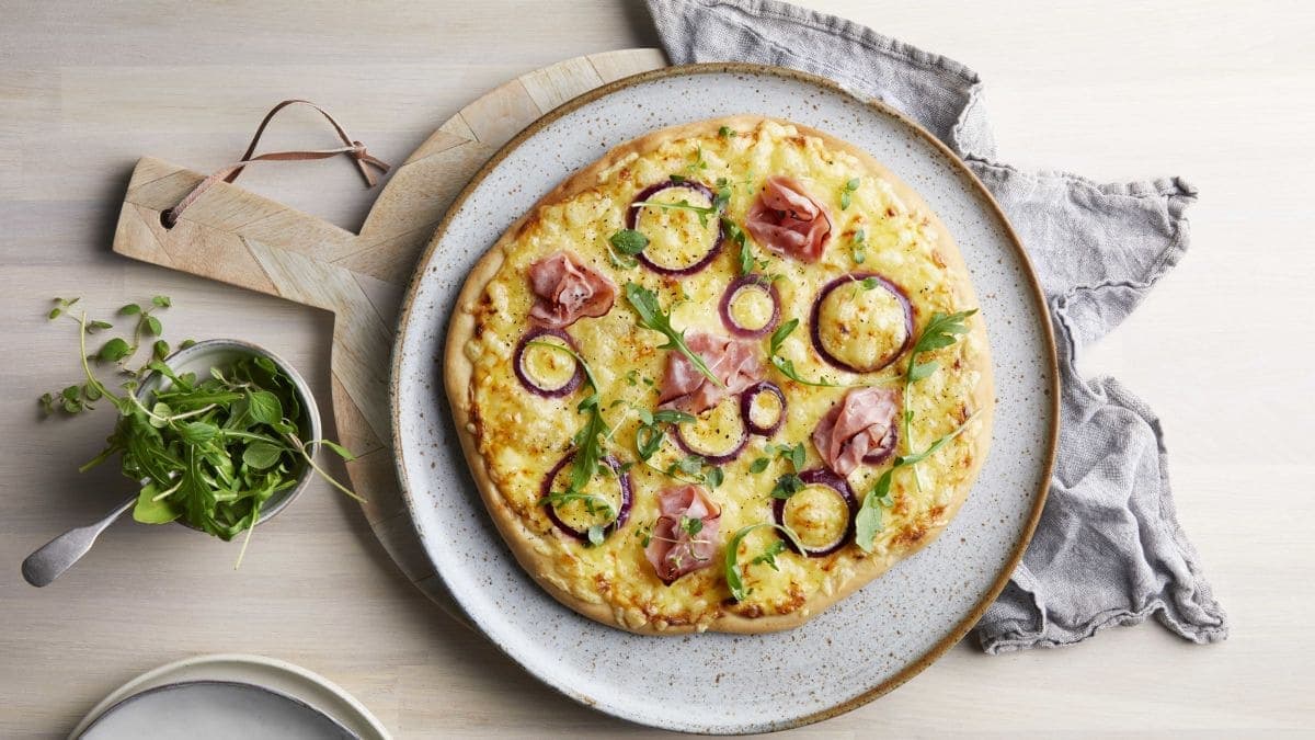 Hvit pizza med skinke og rødløk