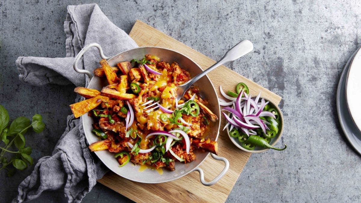 Søtpotetfries med chilikjøttsaus og cheddar