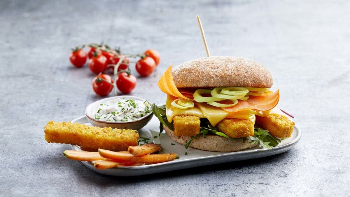 Fiskeburger med fiskepinner og cheddar