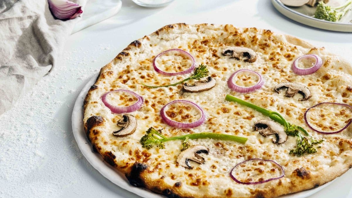 Next ImageHvit pizza med sopp, brokkolini og rødløk