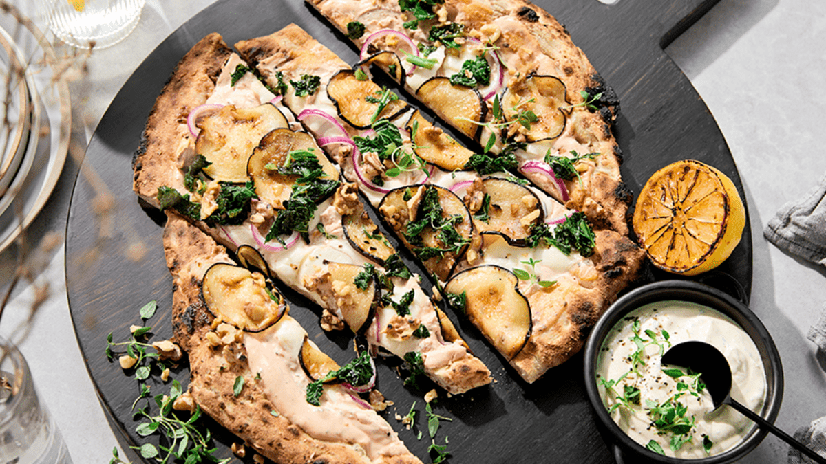 Hvit pizza med aubergine og grønnkål