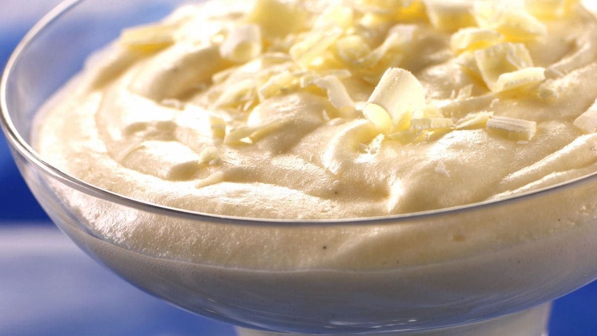 Hvit sjokolademousse med kardemomme