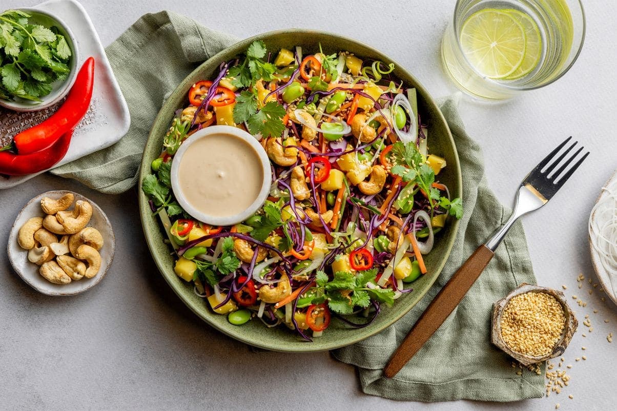 Asiatisk salat med mango, nudler og kesamdressing