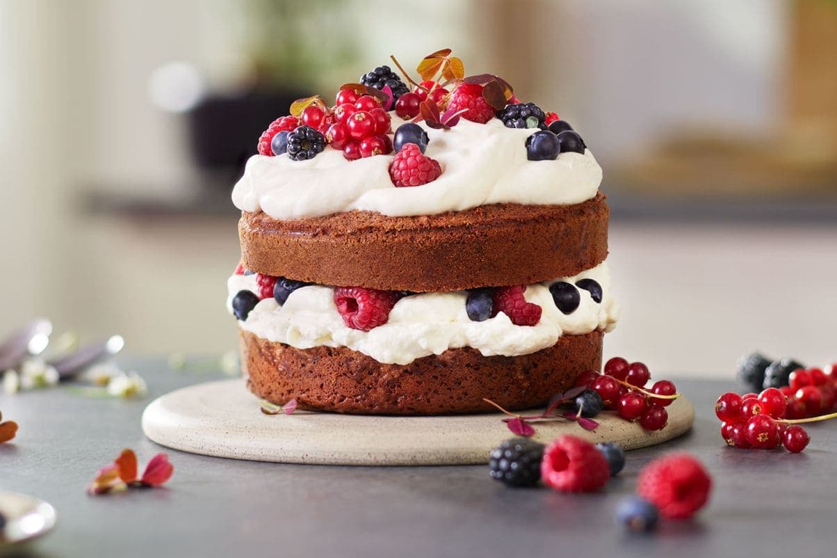 Sjokoladekake med krem og bær