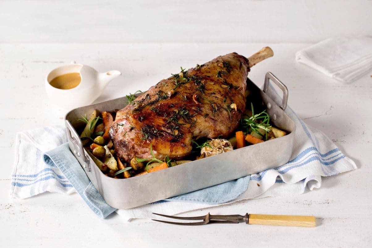 Helstekt lammelår med ovnsbakte grønnsaker