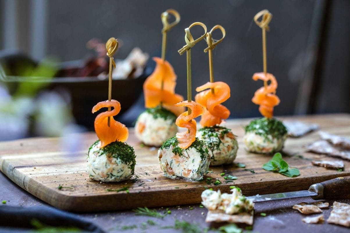 Cheese balls med røkelaks og dill