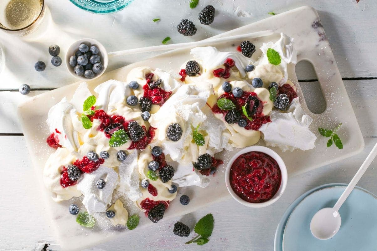 Knust pavlova med bakt bringebærsaus