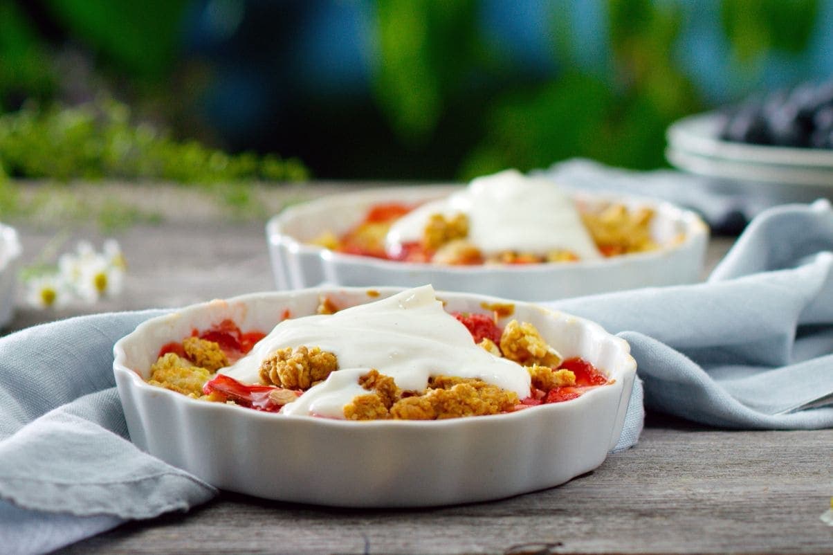 Smuldrepai med rabarbra og jordbær