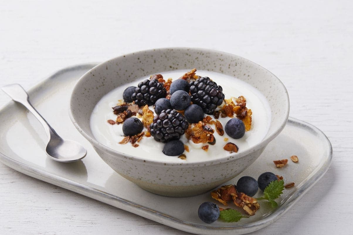 Yoghurt naturell med hjemmelaget brunostmüsli