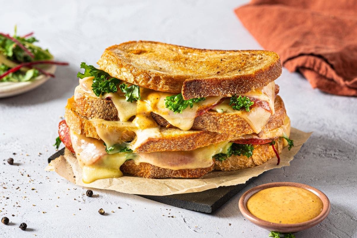 Toast med Jarlsberg®, salami og grønnkål