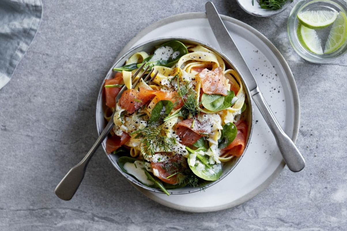 Kremet pasta med geitemelk, snøfrisk og røkt laks