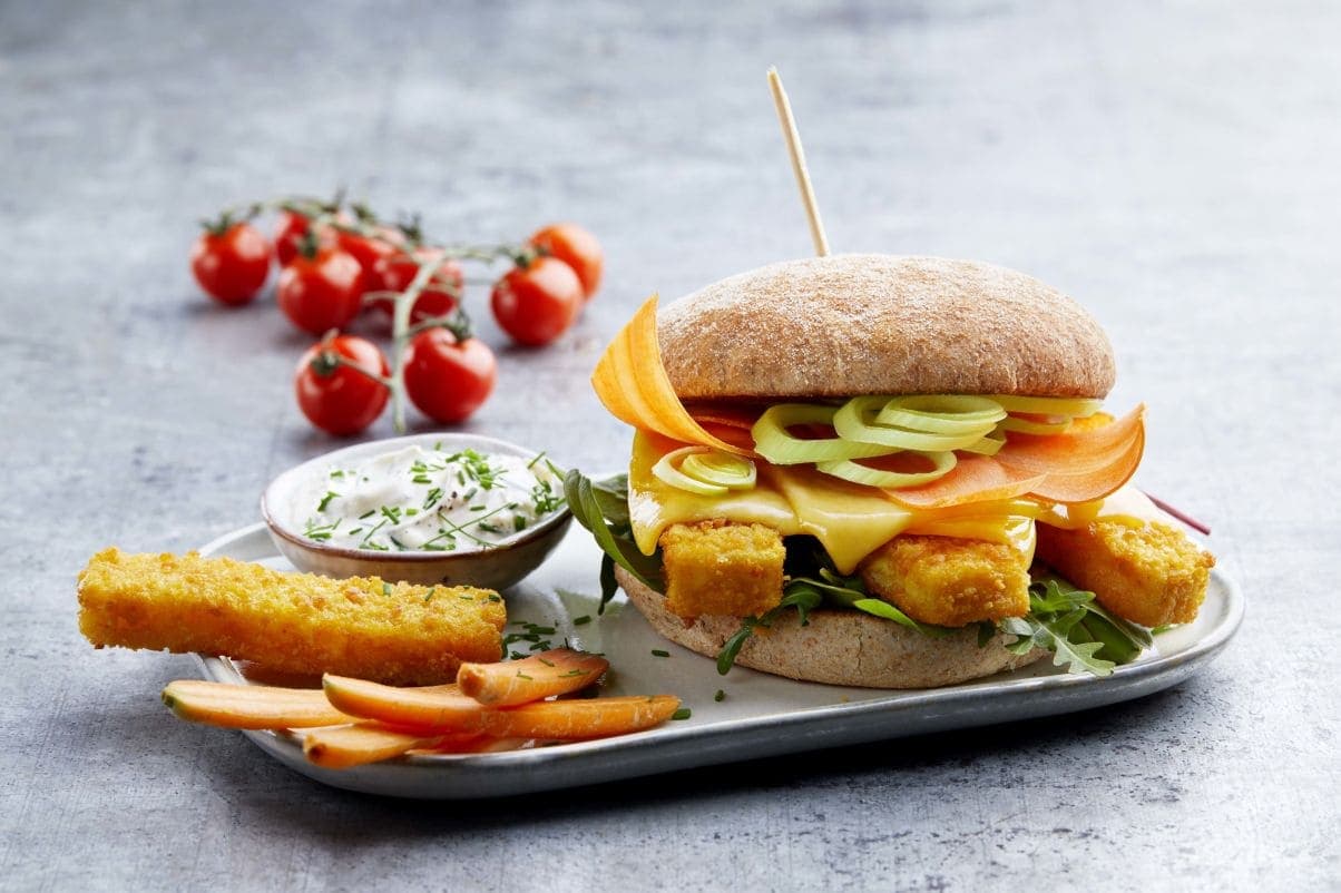 Fiskeburger med fiskepinner og cheddar