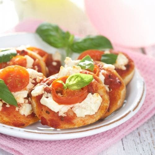 Minipizza med feta og tomat