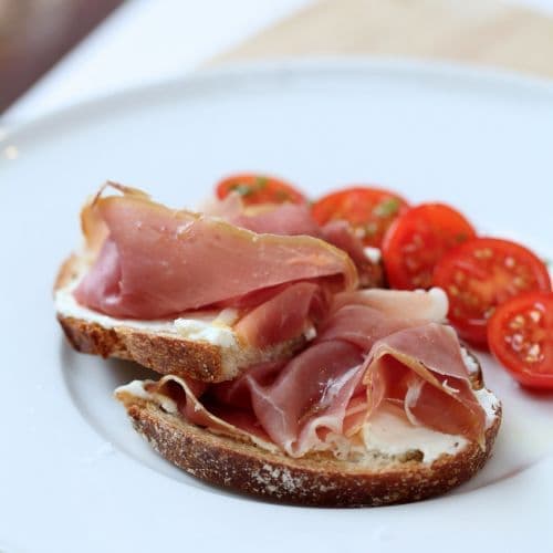 Stekt brød med kremost og skinke