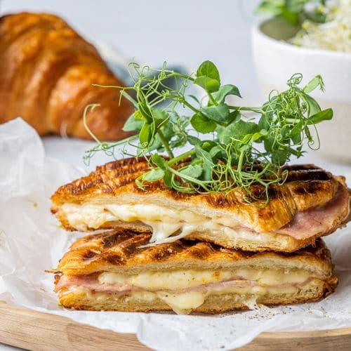 Croissant med ost og skinke