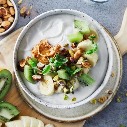 Yoghurt med frukt og peanøttsmør
