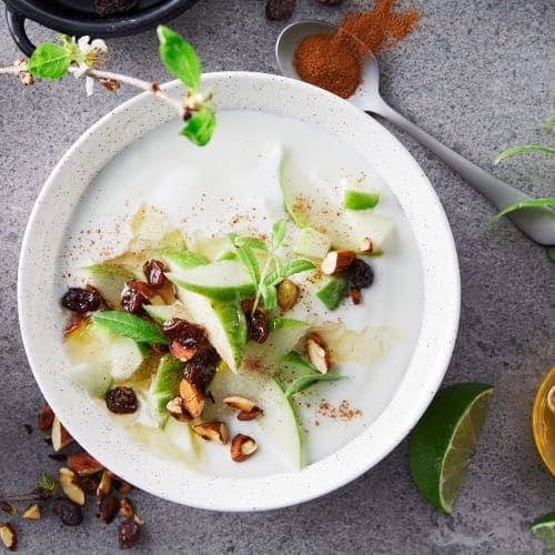 Yoghurt med eple og ristede mandler