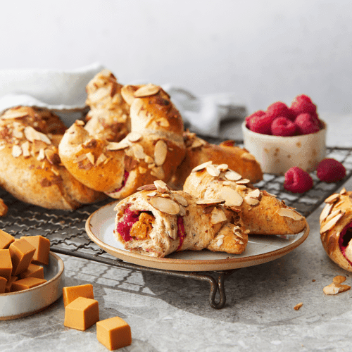 Horn med kefir, brunost og bringebær