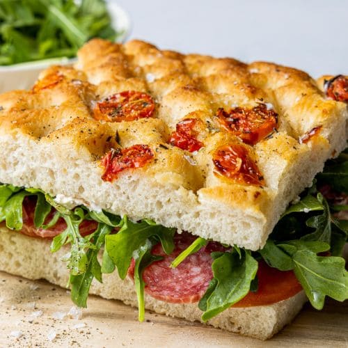 Focaccia med kremost og salami