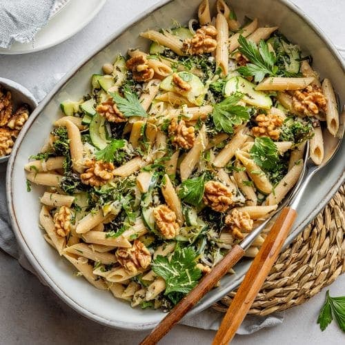 One-pot vegetar pasta med kremost og grønnkål