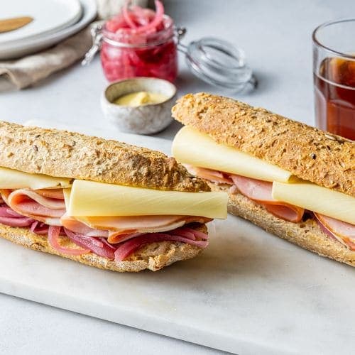 Baguette med Norvegia® Smaksrik, røkt skinke, sennep og syltet rødløk