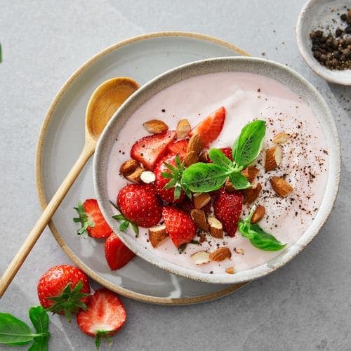 Jordbæryoghurt med mandler og basilikum
