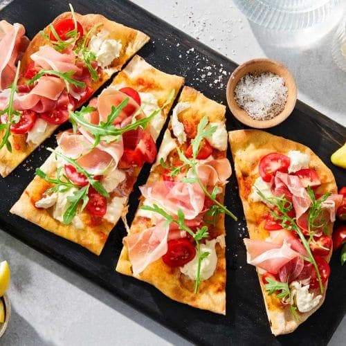 Pinsa med mozzarella og spekeskinke