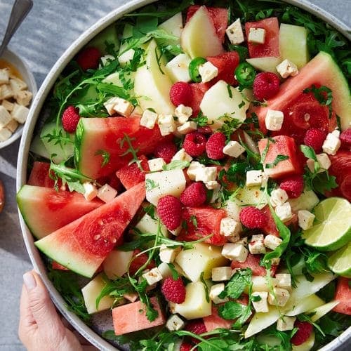 Salat med melon, ost og bringebærdressing