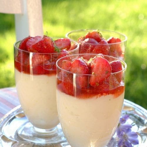 Dessert med basilikumjordbær