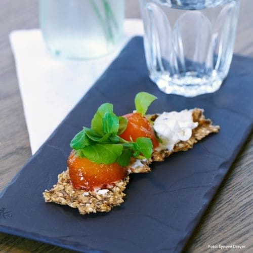 Knekkebrød med Snøfrisk og plommer