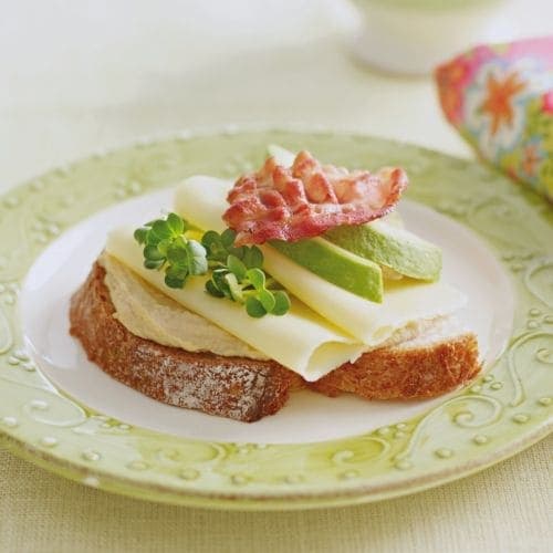 Ostemat med hummus, avokado og bacon