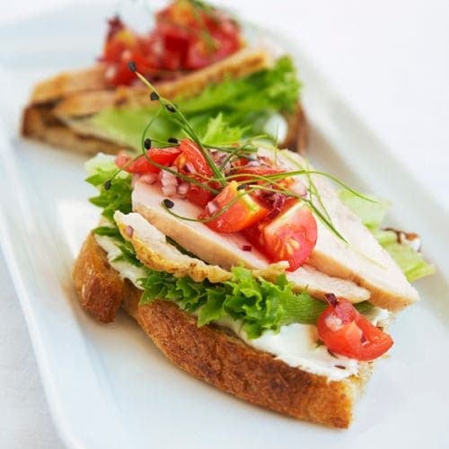 Grillet landbrød med kylling og kremost