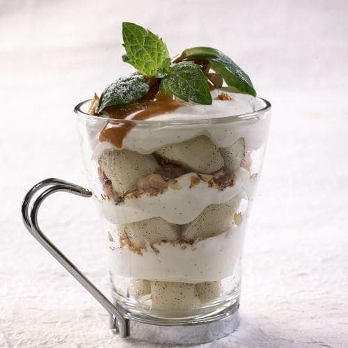 Tilslørte bondepiker med kremost og pære