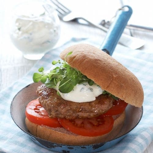 Hjemmelaget burger med basilikumkrem