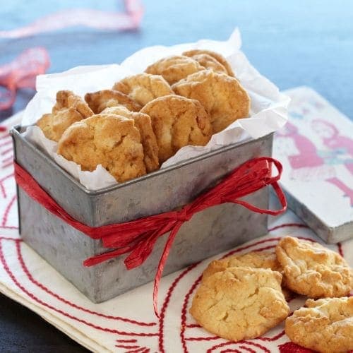 Hvite sjokoladekaker med nøtter